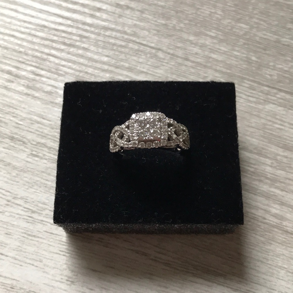 Ring - Picture 3 of 8